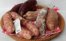 Selezione di salumi da cuocere